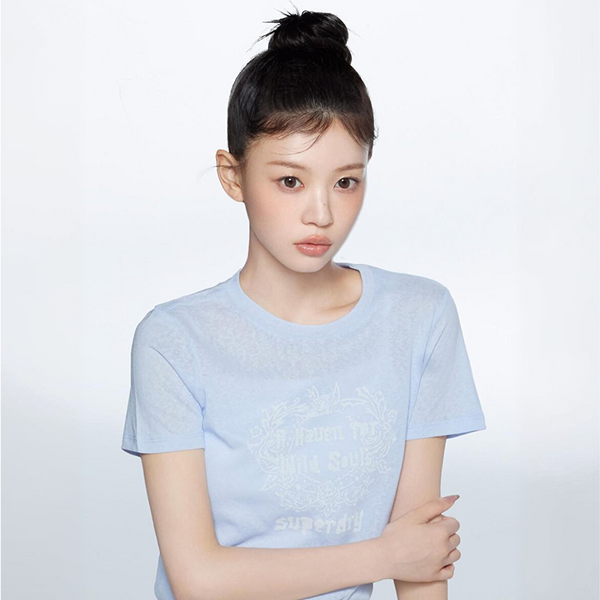 [아일릿 모카 착용] [슈퍼드라이] 우먼스 슬럽 그래픽 티셔츠 스카이블루