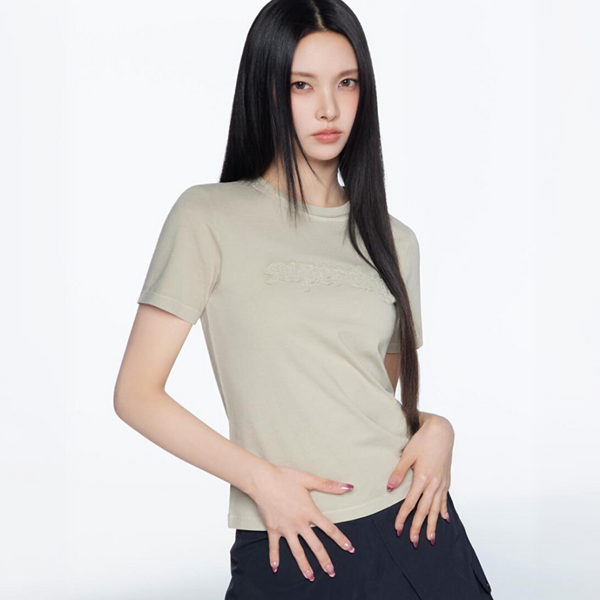 [아일릿 윤아 착용] [슈퍼드라이] 우먼스 빈티지 로고 패치 티셔츠 베이지