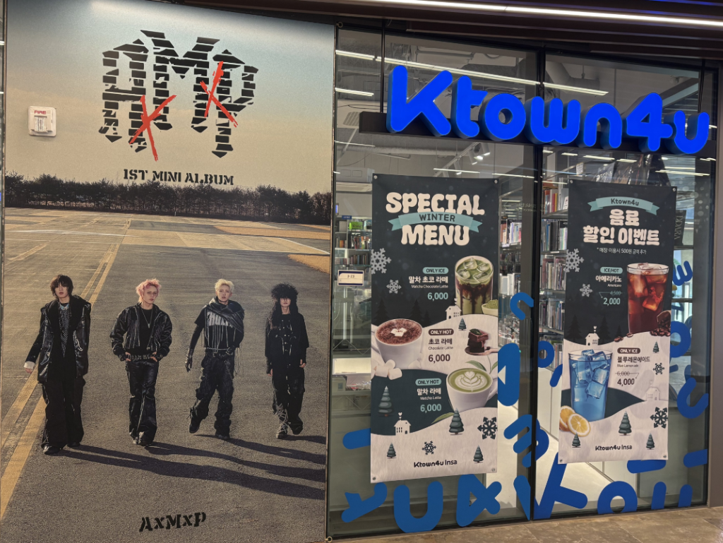 Ktown4u PIRE IST MINI ALBUM SPECIAL Ktown4u WINTER MENU 음 료 할 인 이 벤 트 " 매 장 이 용 시 500 원 금 액 추 가 ONLY ICE KE/HOT 3.25 말 차 초 코 라 떼 아 메 리 카 노 Vinicha ChocolateLatte Americano 6,000 4509 2.000 ONLY HOT 초 코 라 떼 Chocolate Latte ONLYICE 6,000 블 루 레 몬 에 이 드 6,660 ONLY HOT 4,000 말 차 라 떼 Matcha Latte 6,000 Ktown4u Insa Ktown4u Insa AXMXP 