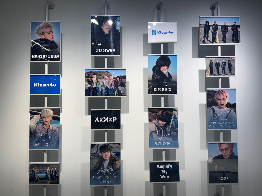 Ktown4u JUJ HWAN HA XOO JOON Ktown4u KIM SHIN AXMXP The X 여 러 분 팝 업 스 토 어 와 주 셔 서 감 사 합 니 다 !! Stay warm and Stay Safe Lun You ♡ 디 엑 스 감 기 조 심 하 기 ! 재 밌 게 놀 다 가 요 !! Amplify My AXMXP 는 디 엑 스 가 있 어 야 Way 완 성 돼 요 ! CRU 