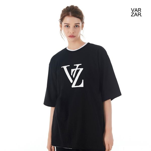 [VARZAR] 모노그램 화이트 빅로고 반팔 티셔츠 [블랙]