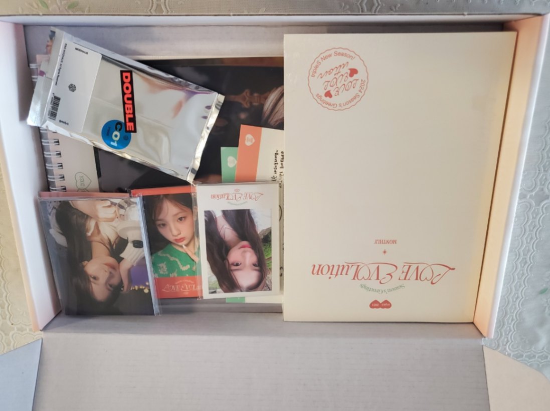 ktown4u.com : tripleS - 2024 Season's Greetings [LOVE EVOLution] +